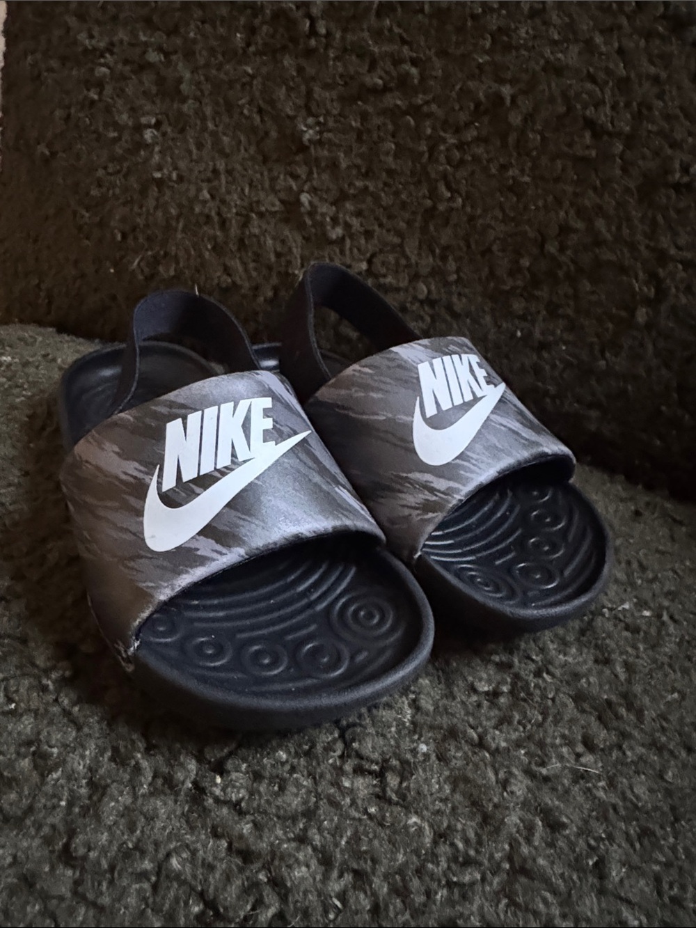 Nike Baby Toddler Black and White Slide Sandals 10c but fits like 7c